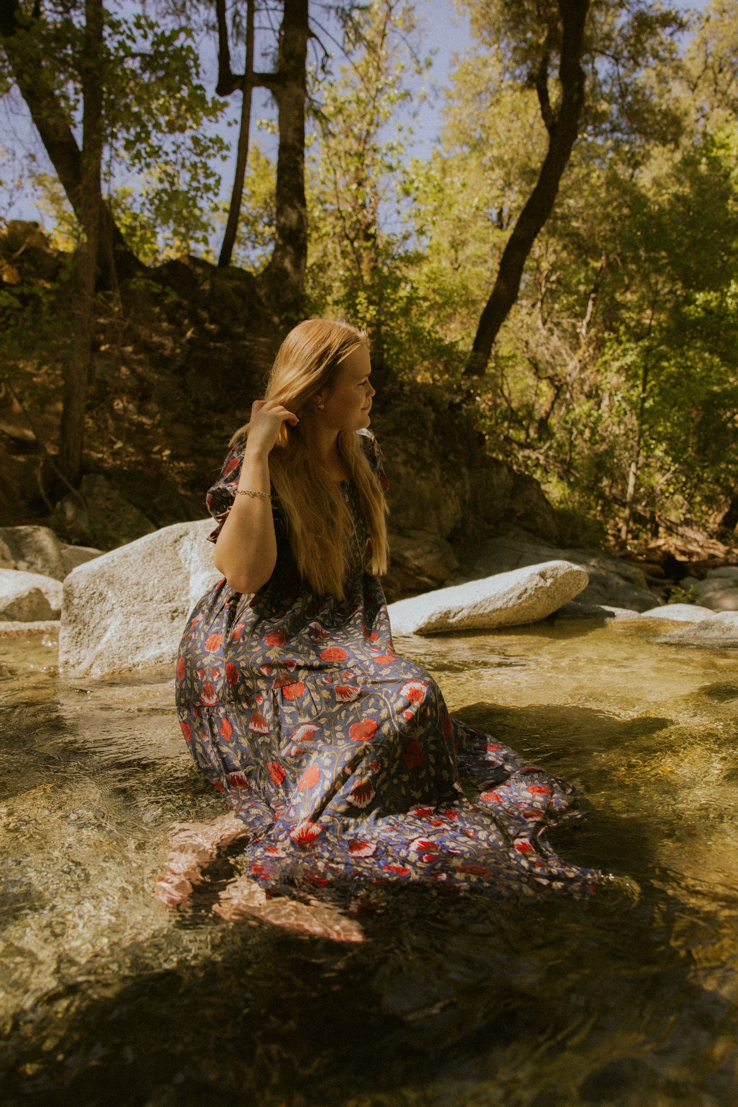 [NEW] The Forgiving Dress-Blue & Red Floral